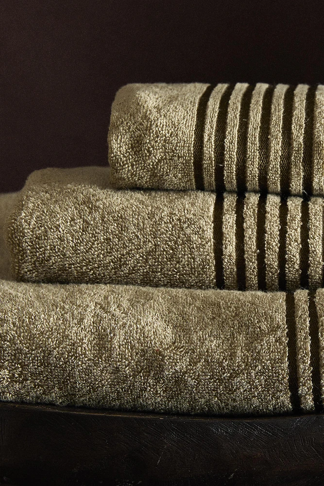 BATH TOWEL WITH A CONTRASTING BORDER