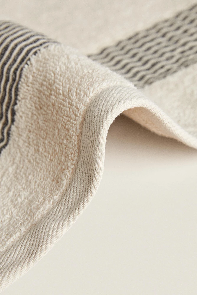 COTTON BATH TOWEL WITH PLEATED BORDER