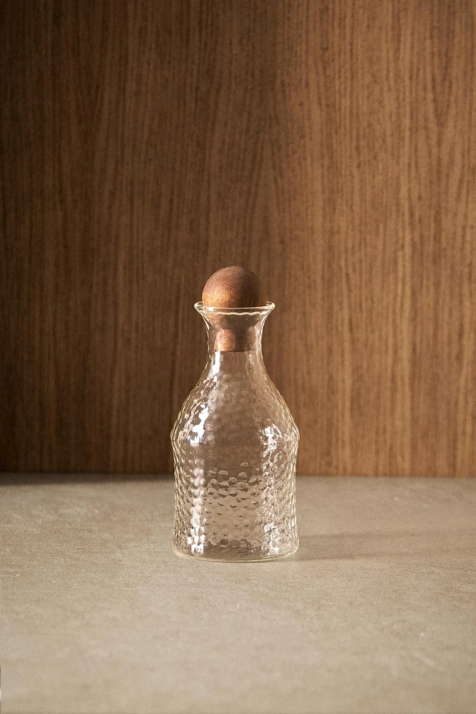 HAMMERED BOROSILICATE GLASS BOTTLE WITH WOODEN LID