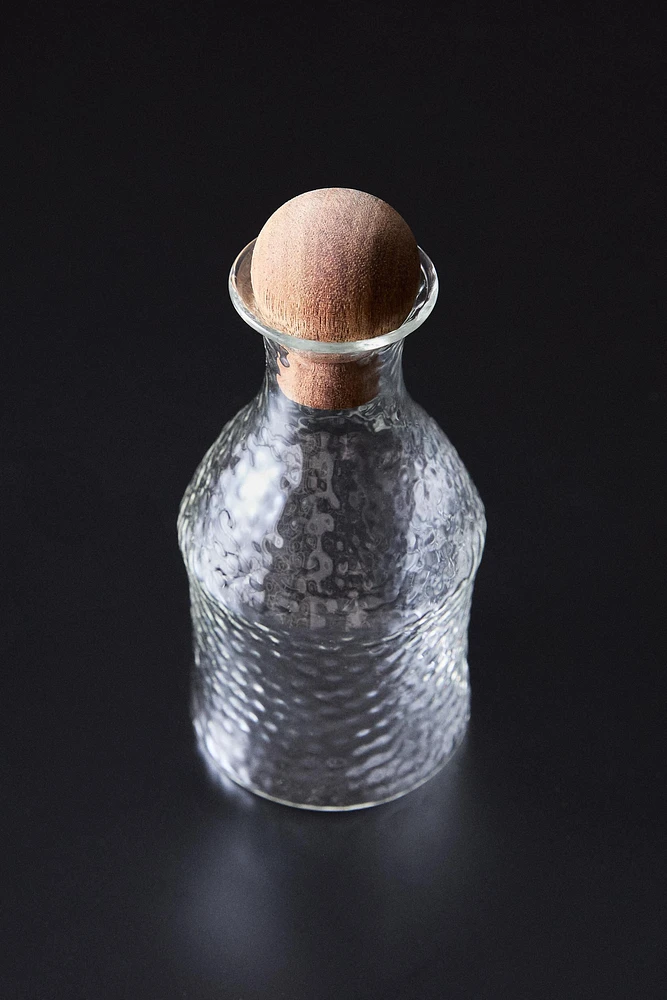 HAMMERED BOROSILICATE GLASS BOTTLE WITH WOODEN LID