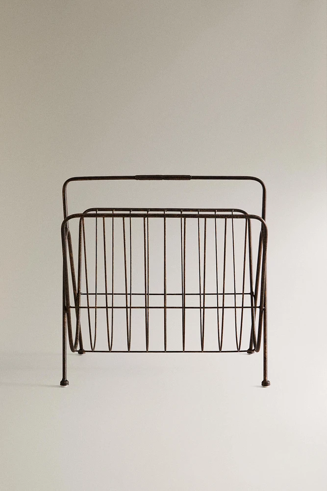 MAGAZINE RACK WITH METAL FRAME AND HANDLE