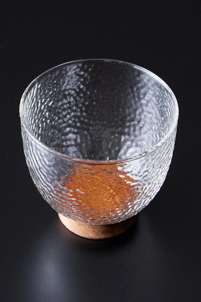 HAMMERED BOROSILICATE GLASS TUMBLER WITH A WOODEN BASE