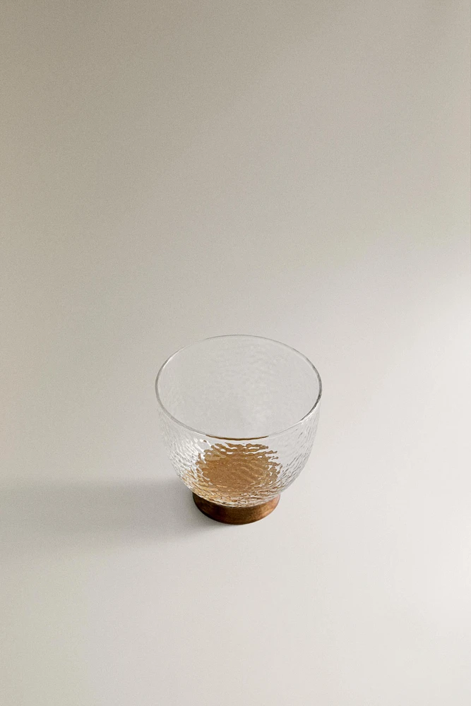 HAMMERED BOROSILICATE GLASS TUMBLER WITH A WOODEN BASE