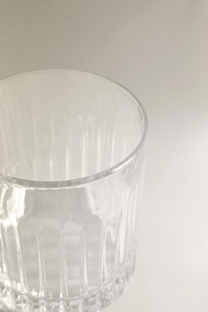 CRYSTALLINE TUMBLER WITH RAISED DESIGN