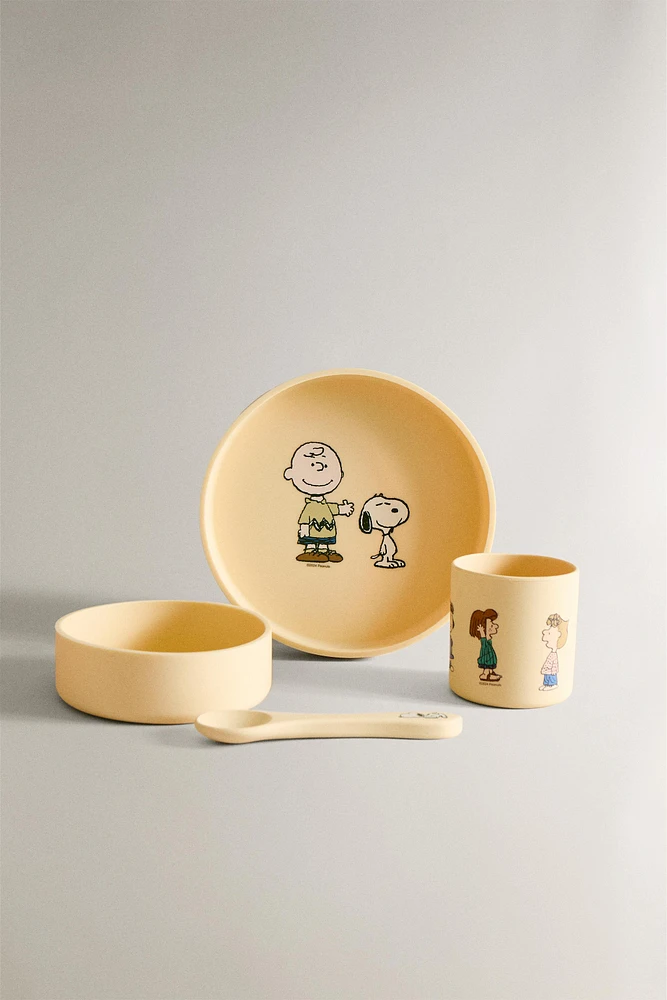 CHILDREN’S PEANUTS™ TABLEWARE SET (SET OF 4)