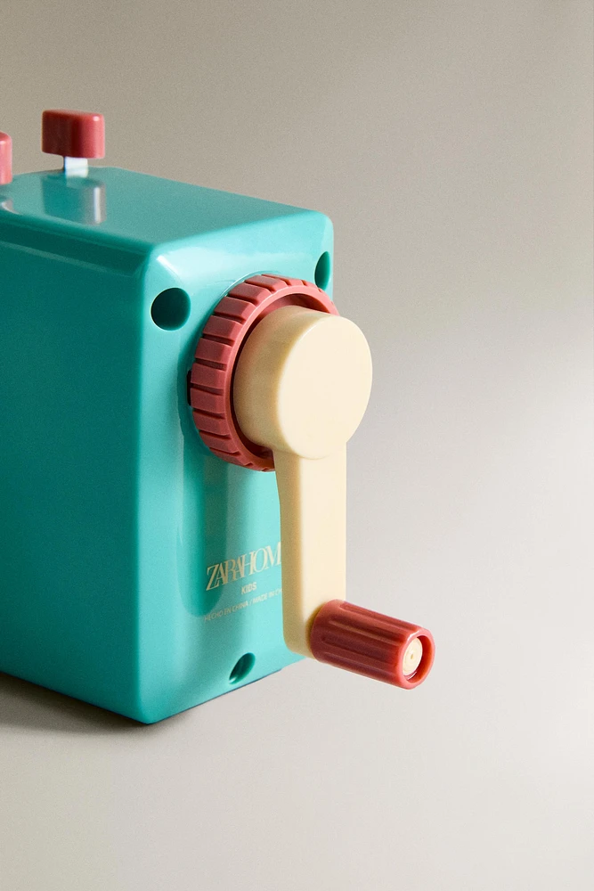 CHILDREN’S TABLE PENCIL SHARPENER WITH HANDLE