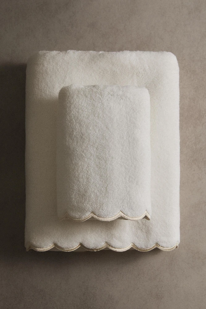 BATH TOWEL WITH A SCALLOPED EDGE