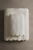 BATH TOWEL WITH A SCALLOPED EDGE