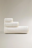 BATH TOWEL WITH A SCALLOPED EDGE