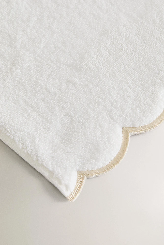 BATH TOWEL WITH A SCALLOPED EDGE