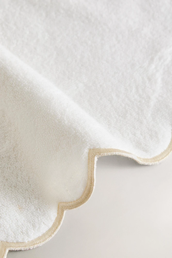 BATH TOWEL WITH A SCALLOPED EDGE