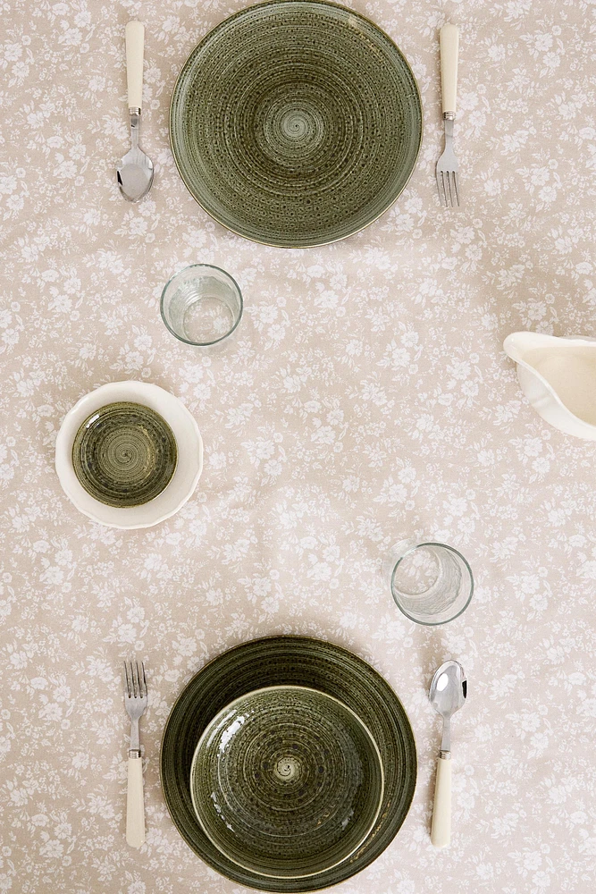 RESIN-COATED TABLECLOTH FLORAL PRINT