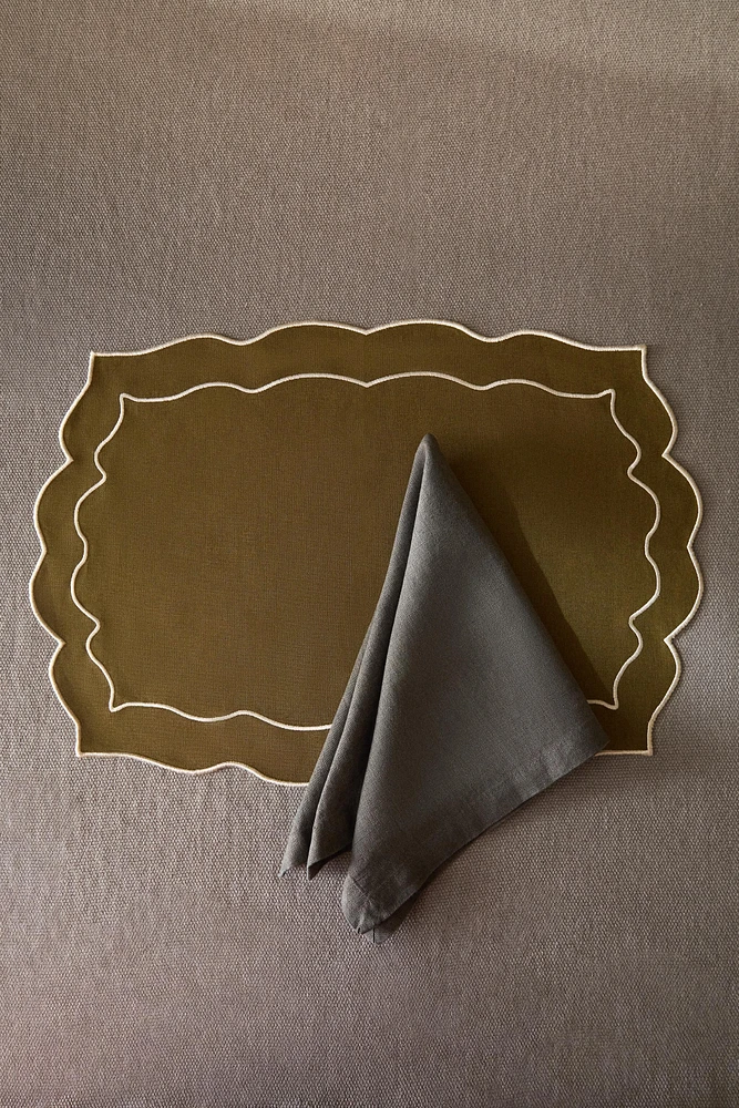 SCALLOPED PLACEMAT