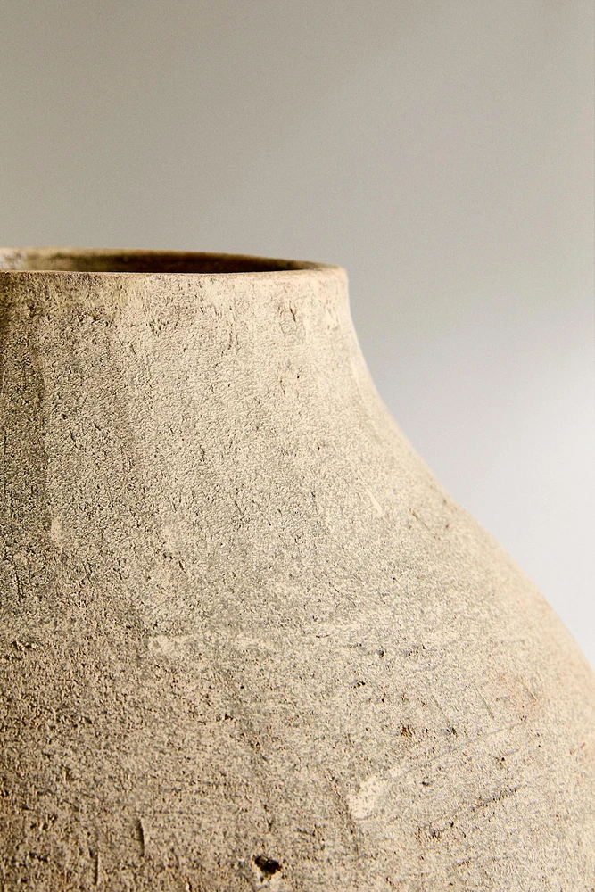 VASE EN CÉRAMIQUE IRRÉGULIÈRE