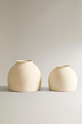 ROUND CERAMIC VASE