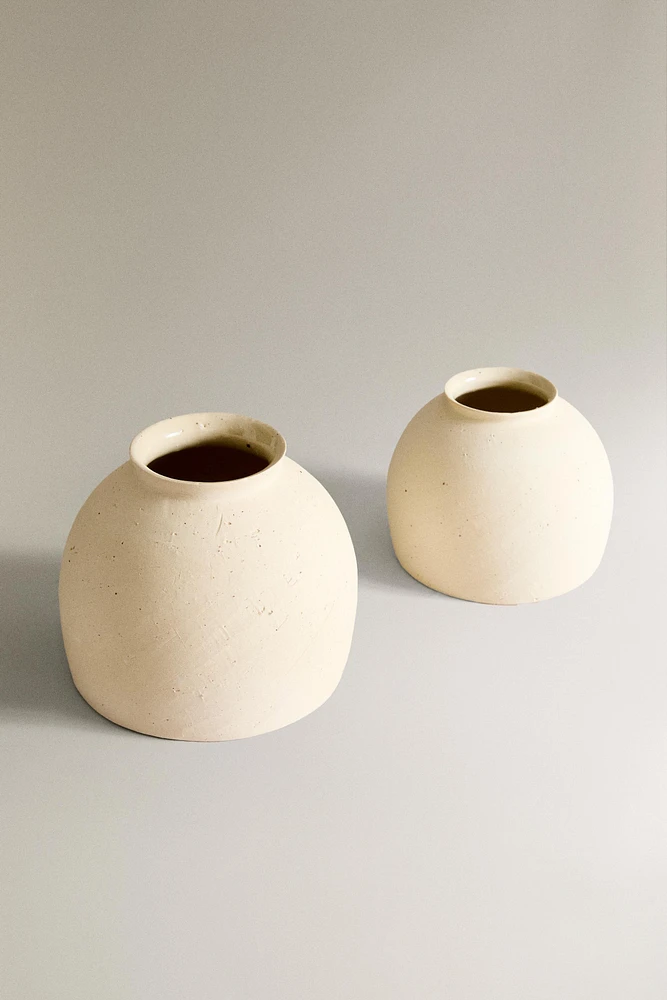 ROUND CERAMIC VASE