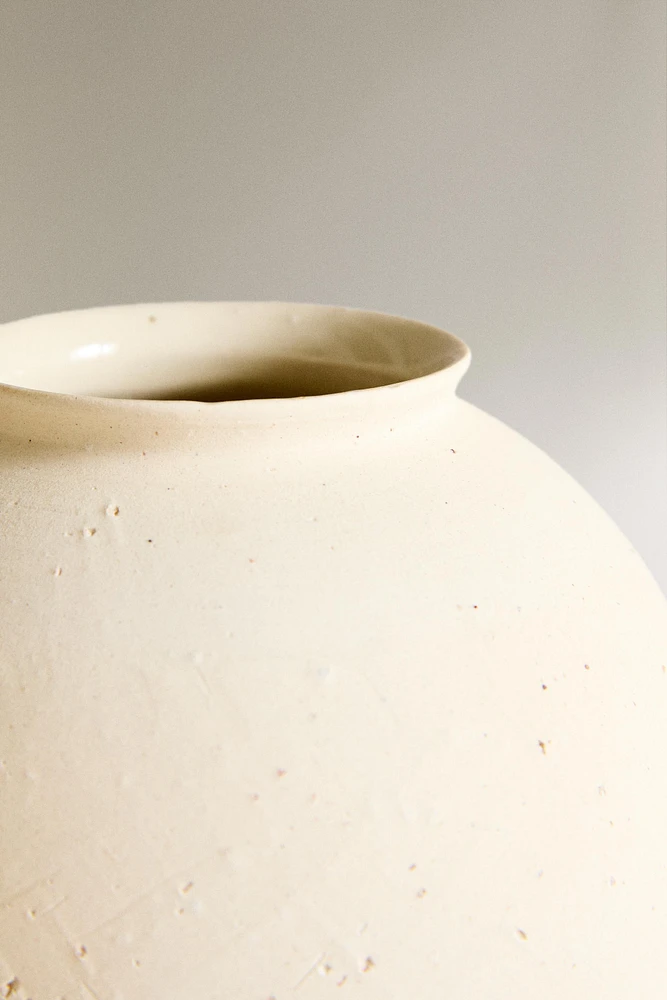 ROUND CERAMIC VASE