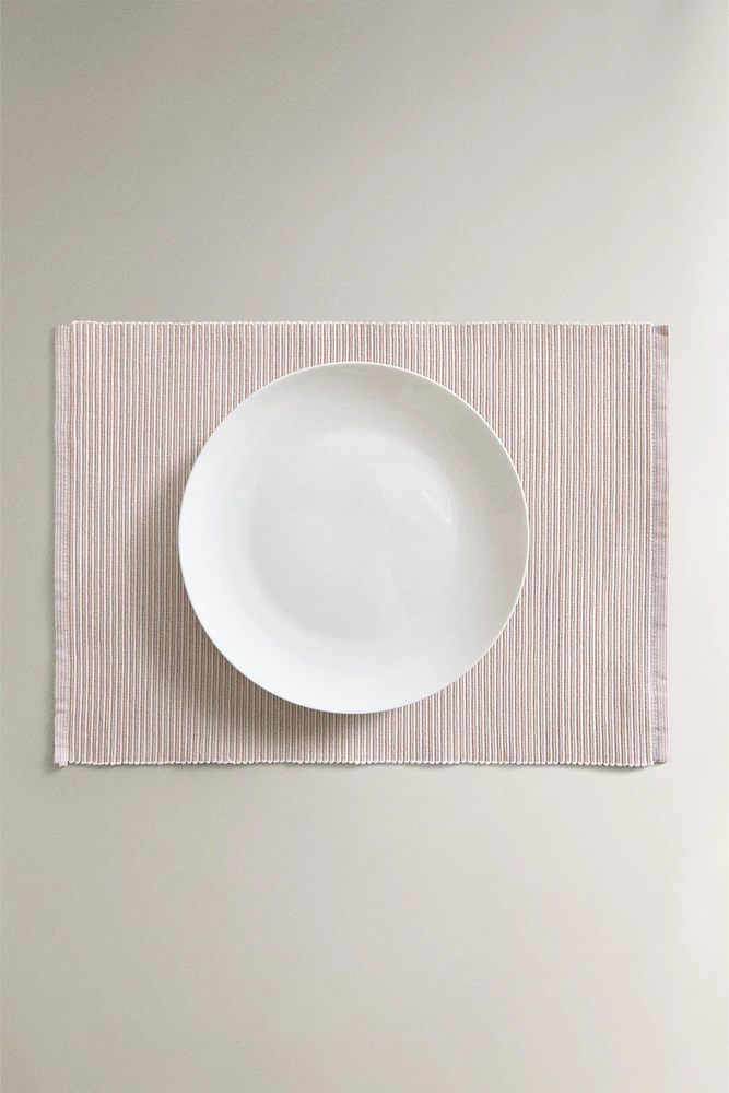 NEEDLECORD PLACEMAT