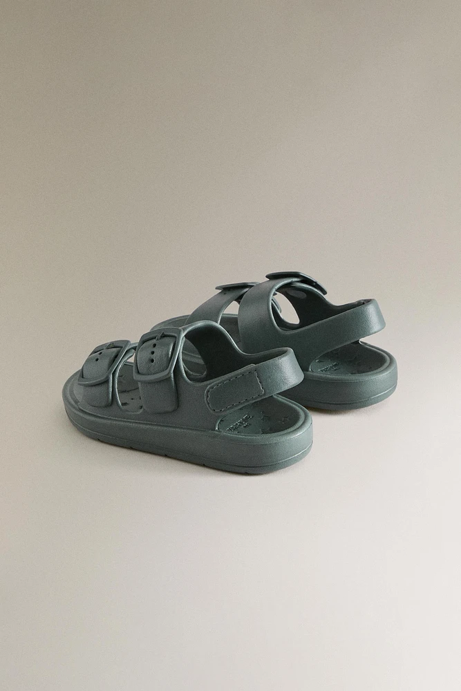VOLUMINOUS BUCKLED SANDALS