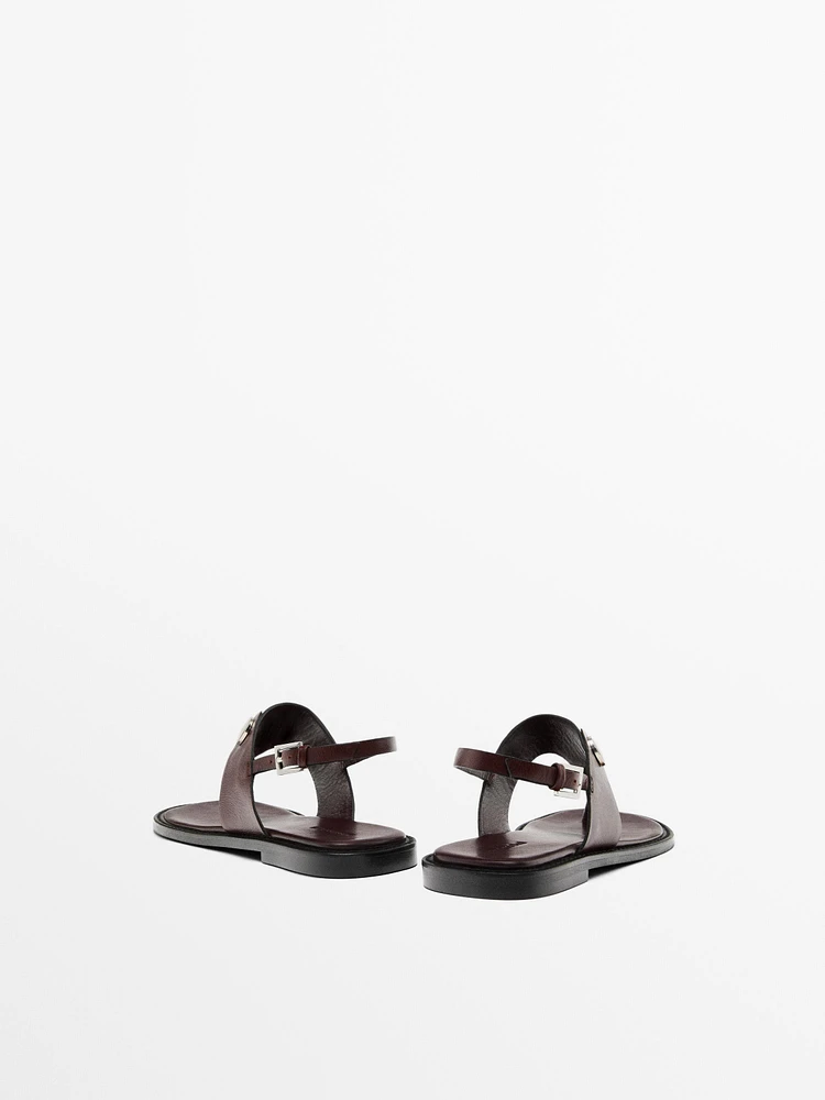 Flat sandals with buttons