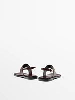 Flat sandals with buttons