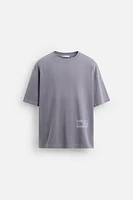 T-SHIRT À IMPRIMÉS EN MATIÈRES VARIÉES