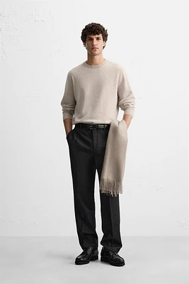 Regular fit wool thread sweater. Round neck and long sleeves. Rib trim.