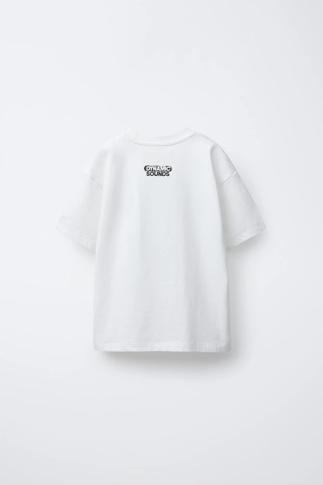 T-SHIRT À INSCRIPTION ET ÉTIQUETTE