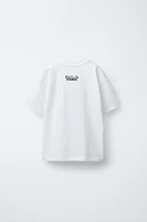 T-SHIRT À INSCRIPTION ET ÉTIQUETTE
