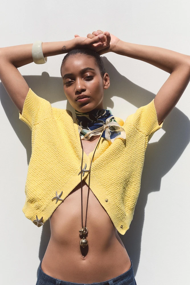 GILET EN MAILLE BOUTON ÉTOILE