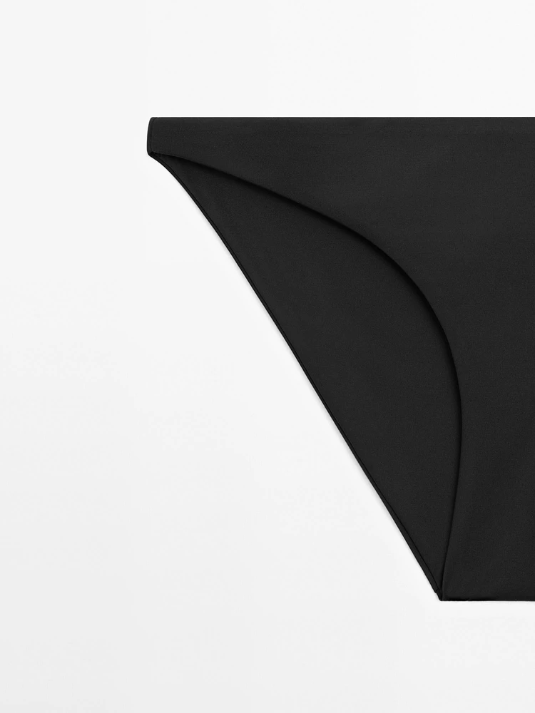 Bas de bikini assorti avec haut à armatures