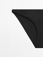 Bas de bikini assorti avec haut à armatures