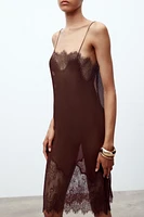 ROBE PLISSÉE EN DENTELLE