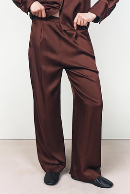 FLOWY SATIN PLEATED PANTS