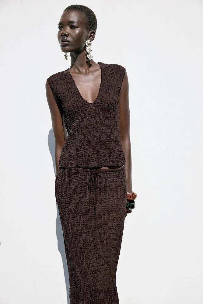 TEXTURED V-NECK TOP