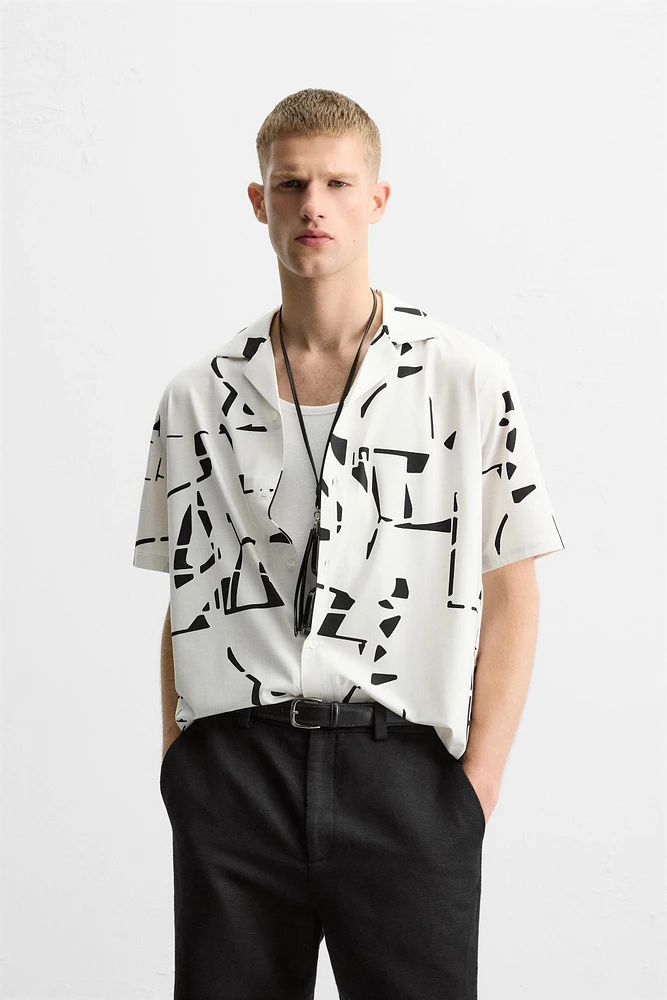 CHEMISE ÉLASTIQUE À IMPRIMÉ ABSTRAIT