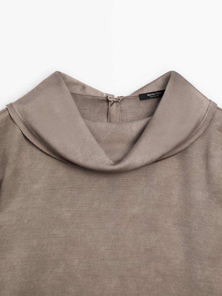 Flowing shirt with draped collar