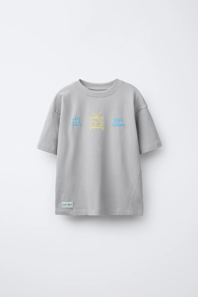 LABEL TEXT T-SHIRT