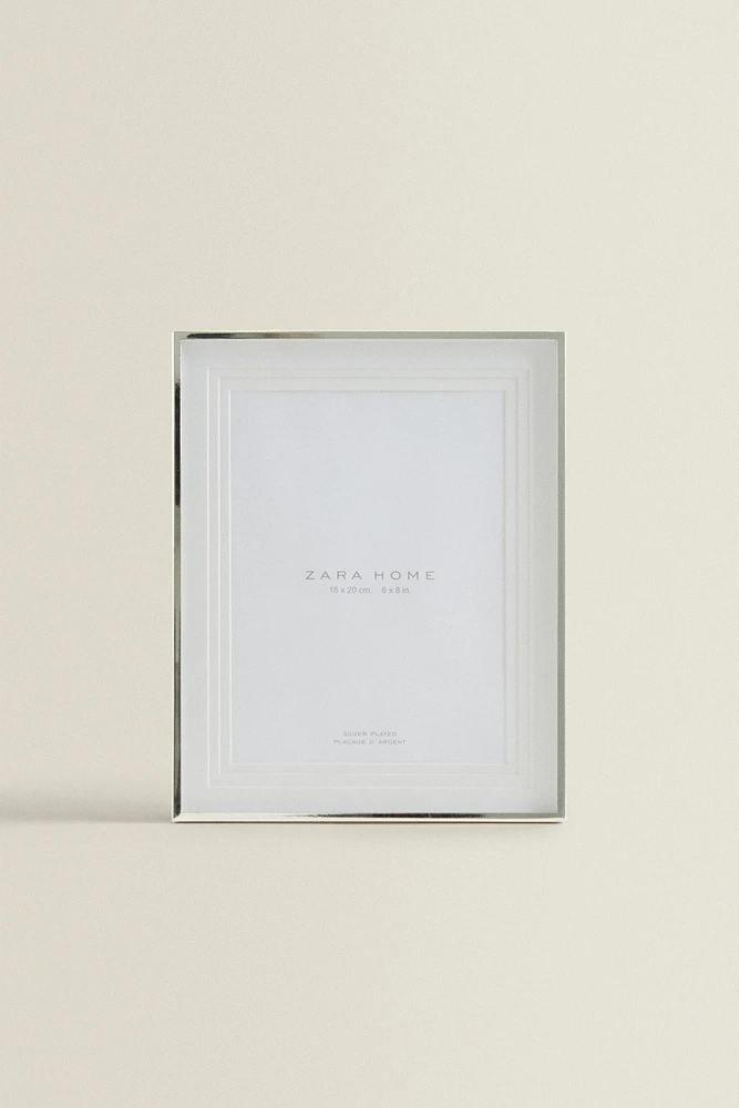 METAL PICTURE FRAME WITH A TIERED PASSE-PARTOUT