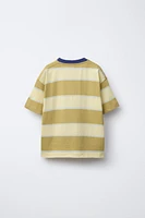T-SHIRT À RAYURES ET ÉTIQUETTE