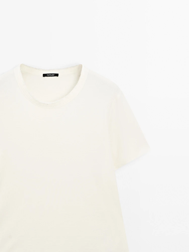 T-shirt with frayed collar