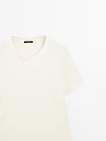 T-shirt with frayed collar