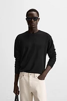 Wide cut sweater made of viscose blend fabric. Round neck and long sleeves. Rib trim.