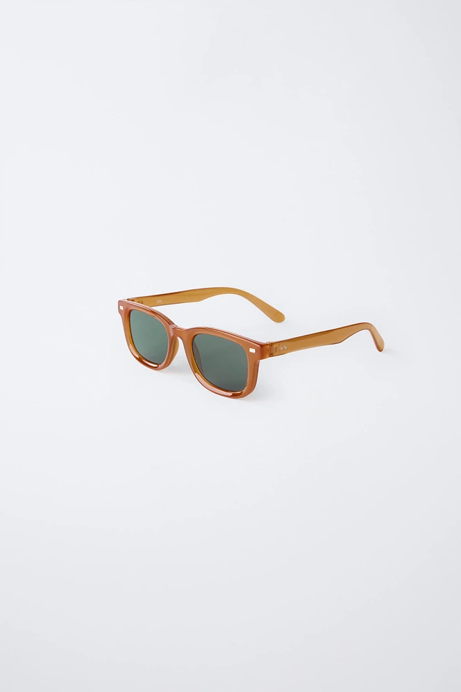 LUNETTES DE SOLEIL CARRÉES MONTURE TRANSLUCIDE