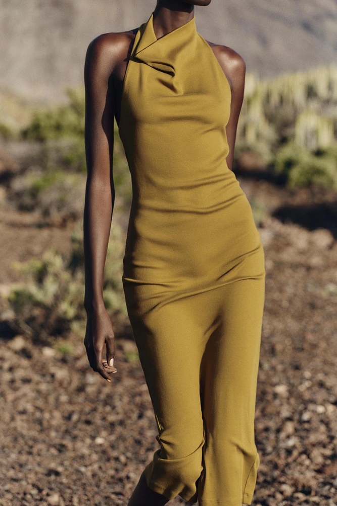 ROBE MI-LONGUE AVEC ENCOLURE AMÉRICAINE