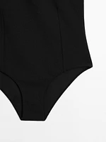 Maillot de bain texturé col asymétrique