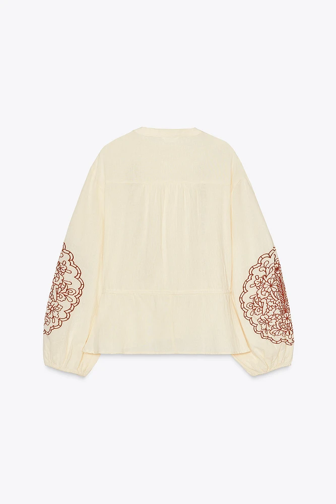 BLOUSE BRODÉE À LACETS