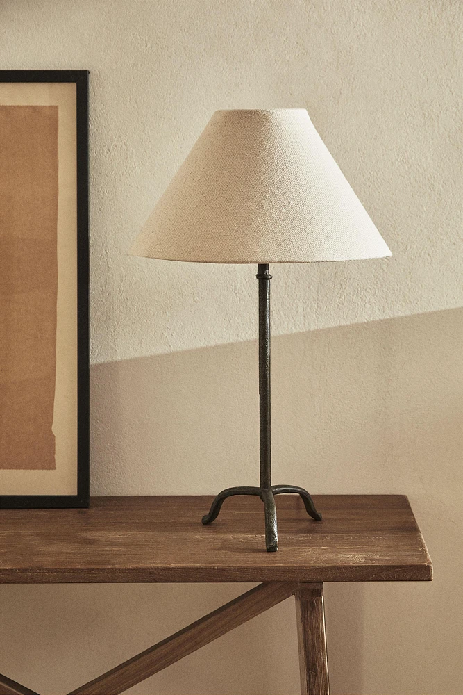 TRIPOD BASE TABLE LAMP