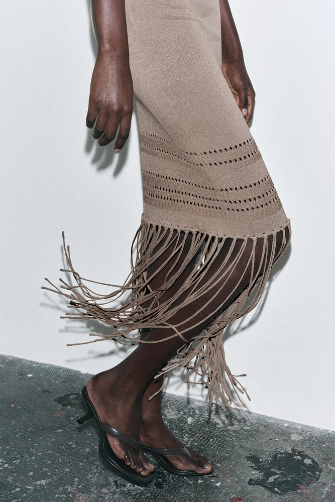ROBE EN MAILLE À FRANGES