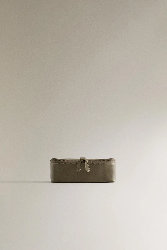 SMALL LEATHER TOILETRY BAG